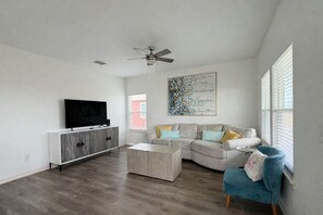 Smart TV - Welcome to Casa Mar, a spacious 3BR/2BA coastal stilt home in Aransas Pass featuring 1 king bed, 4 queen beds, a large backyard, covered outdoor space, and boat parking. Just minutes from Rockport Beach, Port Aransas, fishing, dining, and coastal fun (Aransas Pass)