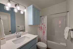Hair dryer, towels - Welcome to Casa Mar, a spacious 3BR/2BA coastal stilt home in Aransas Pass featuring 1 king bed, 4 queen beds, a large backyard, covered outdoor space, and boat parking. Just minutes from Rockport Beach, Port Aransas, fishing, dining, and coastal fun (Aransas Pass)
