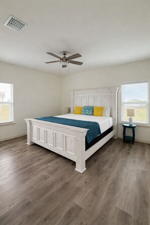 3 bedrooms, free WiFi, bed sheets - Welcome to Casa Mar, a spacious 3BR/2BA coastal stilt home in Aransas Pass featuring 1 king bed, 4 queen beds, a large backyard, covered outdoor space, and boat parking. Just minutes from Rockport Beach, Port Aransas, fishing, dining, and coastal fun (Aransas Pass)