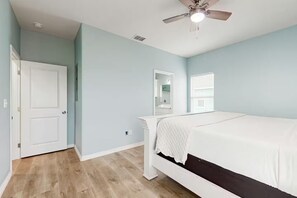 5 bedrooms - The Sol & Mar Retreat, two neighboring homes in Aransas Pass perfect for large groups! Enjoy 6 bedrooms, 4 baths, 2 king beds, 8 queen beds, spacious yards, covered outdoor areas, and boat parking near beaches, fishing, and coastal attractions. (Aransas Pass)