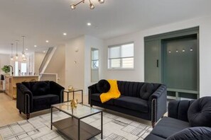 Lobby - "Athena" 4 BR Near UofC and HWY (Calgary)