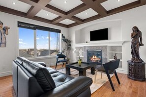 TV - "Amantara" 5 BR Luxury Retreat | Bright & Serene (Calgary)