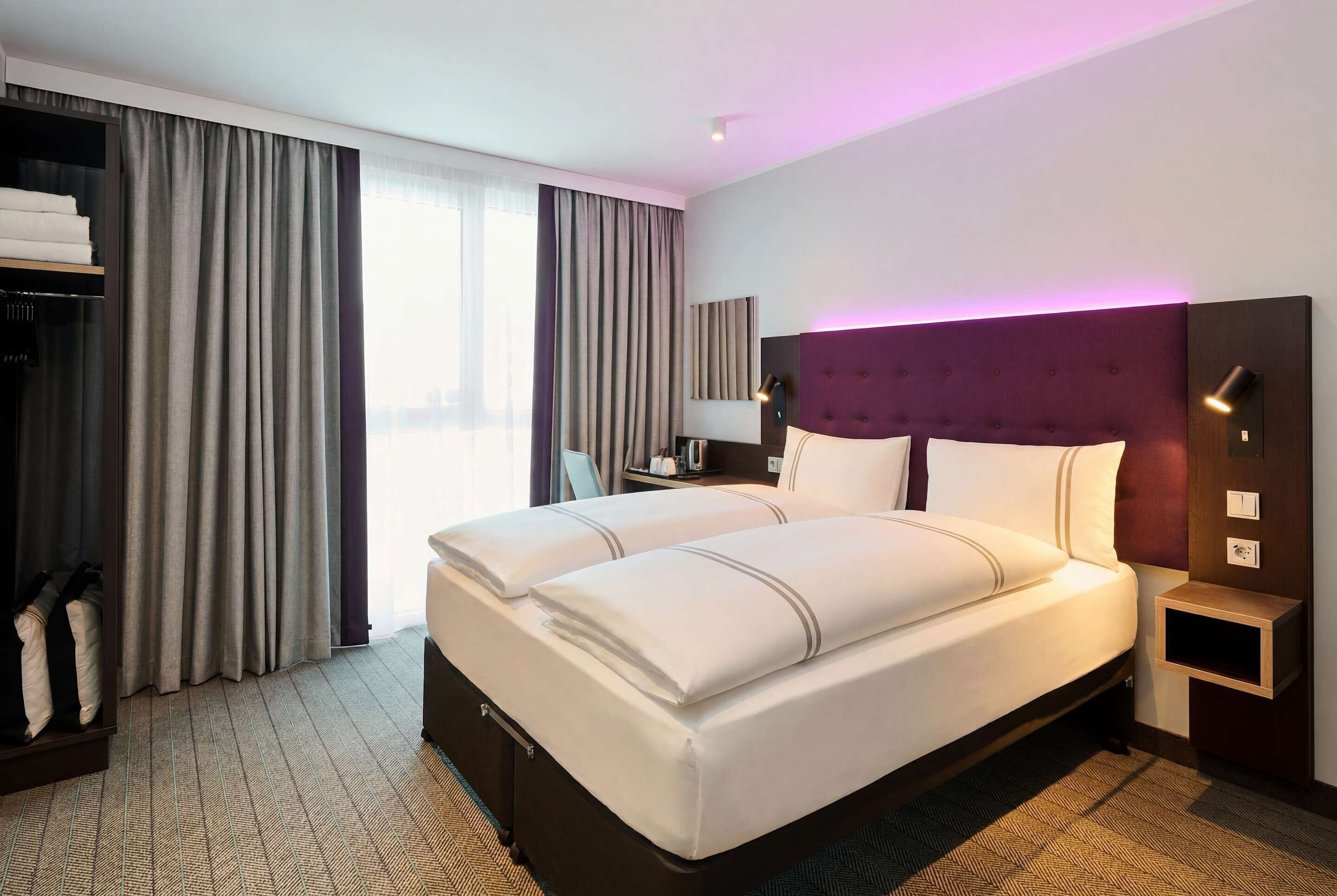 Habitación doble, acceso para personas con movilidad reducida (Barrier Free Room) | Ropa de cama de alta calidad y escritorio 