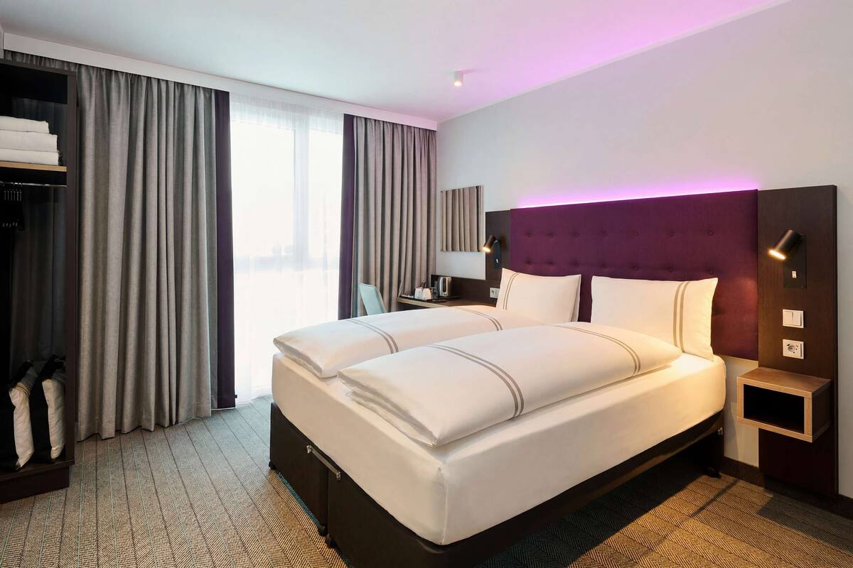 Doppelzimmer, barrierearm (Barrier Free Room) | Hochwertige Bettwaren, Bügeleisen/Bügelbrett, Bettwäsche