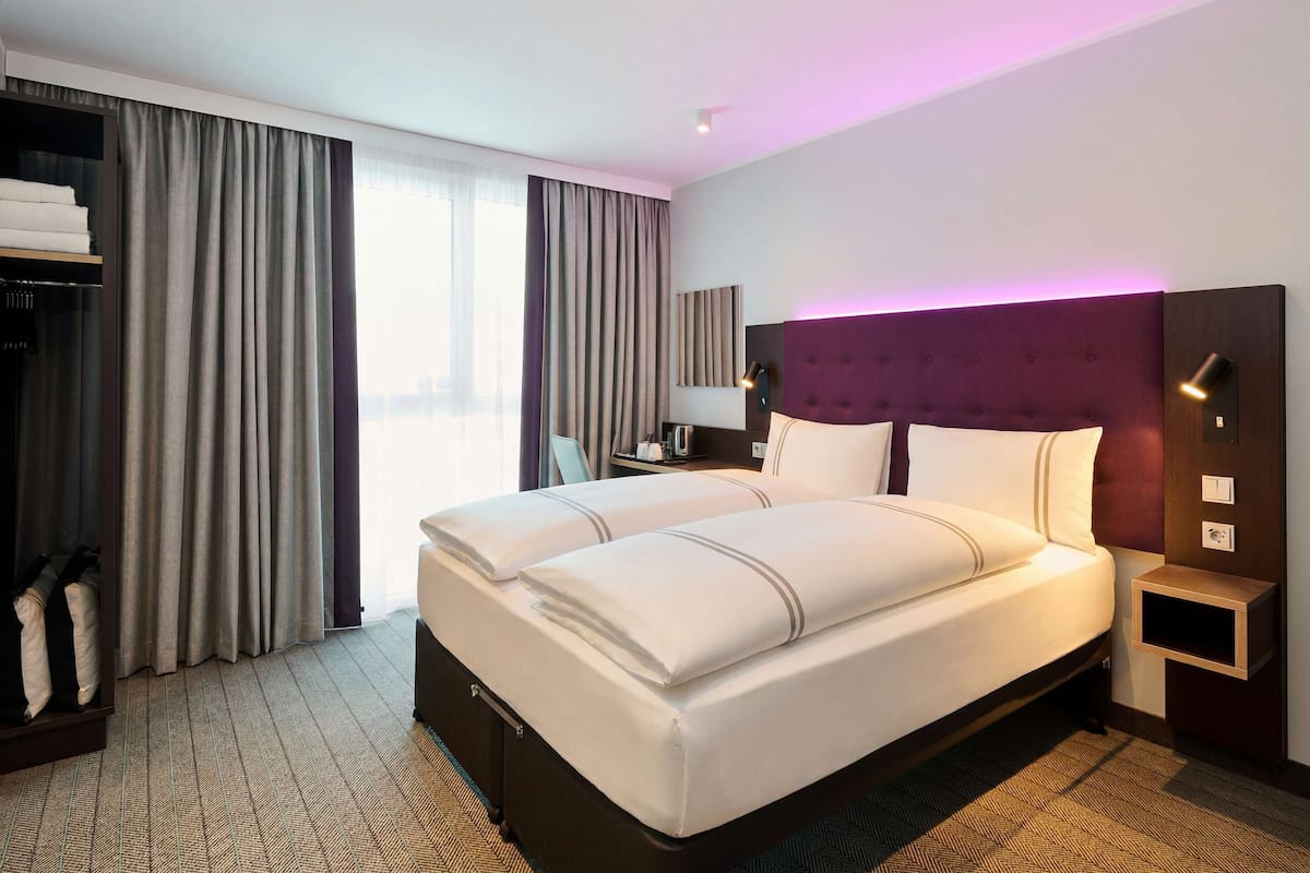 Habitación doble, acceso para personas con movilidad reducida (Barrier Free Room) | Ropa de cama de alta calidad y escritorio