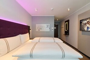 Standaard tweepersoonskamer | Luxe beddengoed, een bureau, een laptopwerkplek