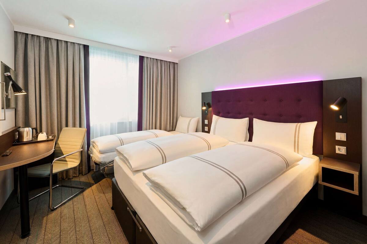 Standard-Dreibettzimmer | Hochwertige Bettwaren, Bügeleisen/Bügelbrett, Bettwäsche
