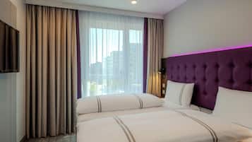 Une chambre d’hôtel avec un grand lit, une télévision et une vue sur le paysage urbain par la fenêtre.