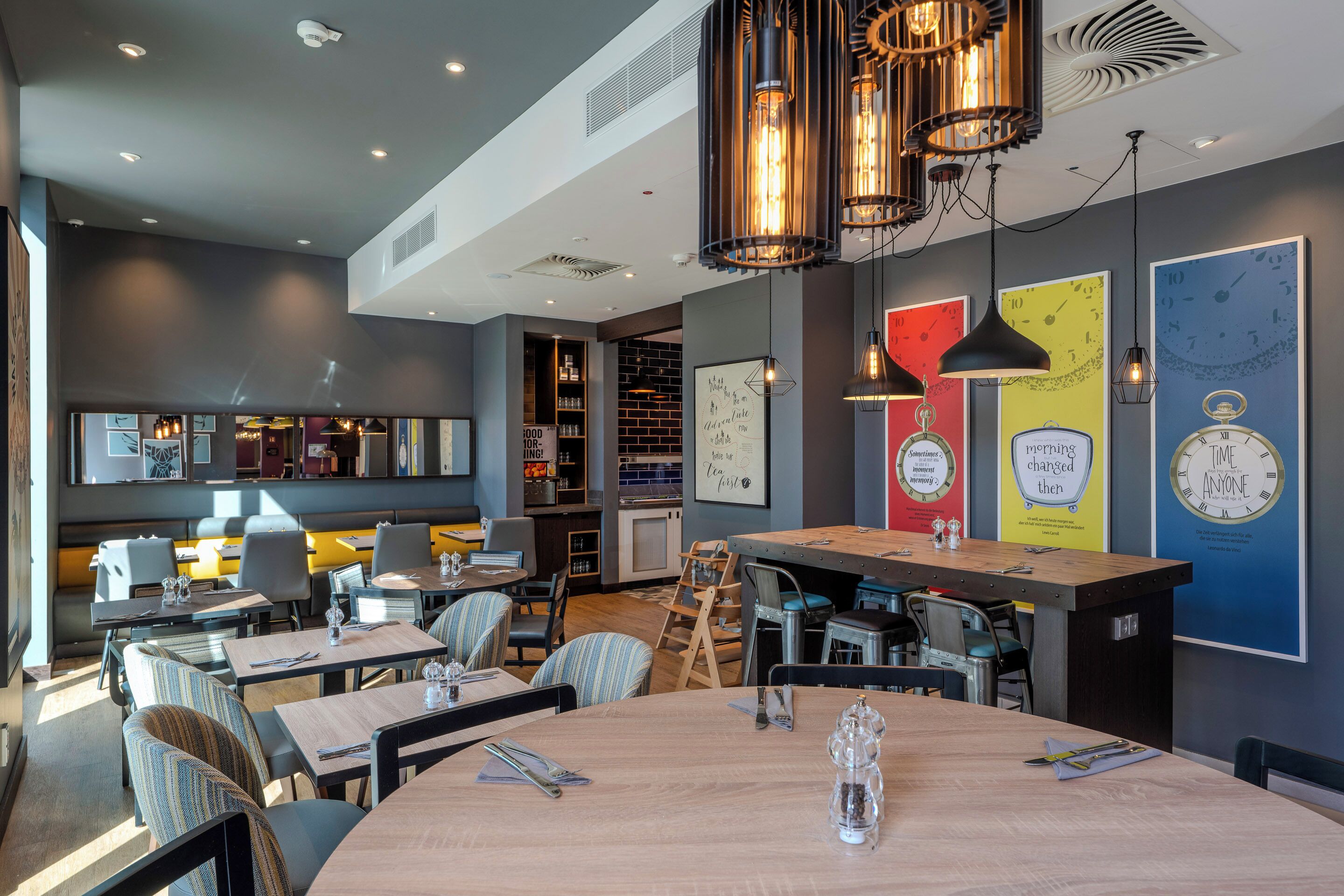 Bữa sáng buffet hàng ngày với phụ phí nhỏ 