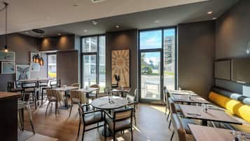 Tägliches Frühstücksbuffet gegen Gebühr