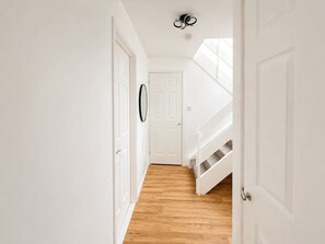 Interior - Stylish House • Sleeps 5 • Free Parking • FastWifi (Northampton)