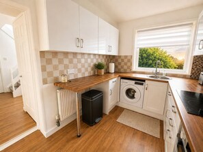 Private kitchen - Stylish House • Sleeps 5 • Free Parking • FastWifi (Northampton)