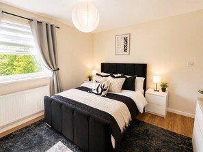 Room - Stylish House • Sleeps 5 • Free Parking • FastWifi (Northampton)