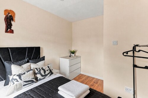 Stylish House • Sleeps 5 • Free Parking • Fast Wifi • Self-Check-In • Yoko Property