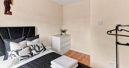 Stylish House • Sleeps 5 • Free Parking • Fast Wifi • Self-Check-In • Yoko Property