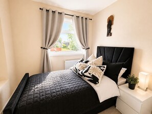 Room - Stylish House • Sleeps 5 • Free Parking • FastWifi (Northampton)