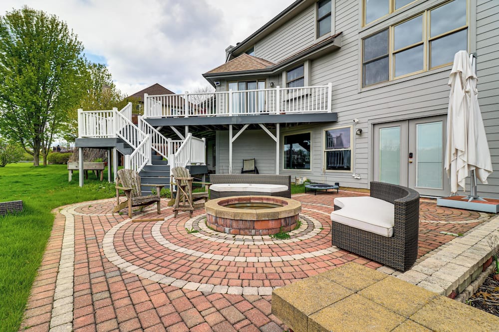 5 Mi to U of M! Bright Family Getaway w/ Patio - York Charter Township, IL