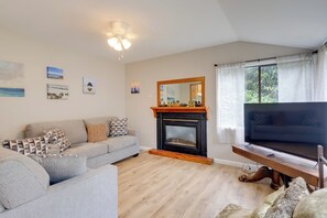 Interior - Historic Oregon Home: Walk to Parks & Dining! (Warrenton)