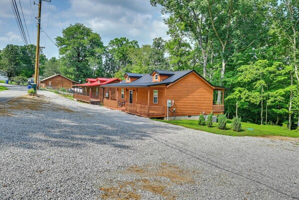 A row of wooden cabins with a gravel driveway, surrounded by trees. - 2 Cabins Near Lake Cumberland Boat Ramps! (Somerset)