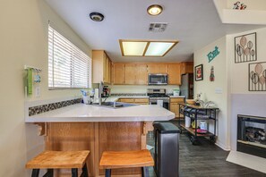 Interior - Pets Welcome! Yucca Valley Haven w/ Fenced Yard (Yucca Valley)