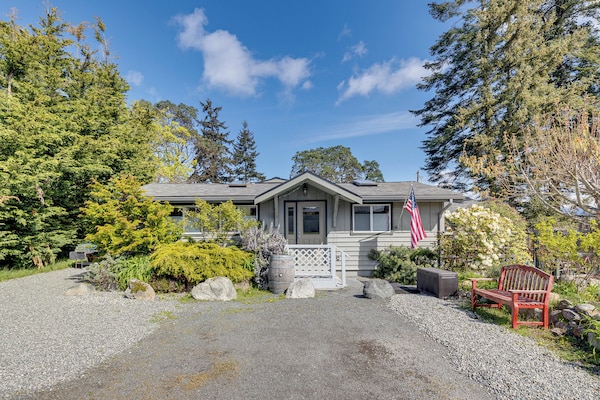 Walkable, Dog Friendly! Friday Harbor Stay W/ Deck - Friday Harbor, WA