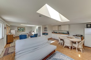 A modern living space with a sofa, dining table, and kitchen area. - Walkable, Dog Friendly! Friday Harbor Stay w/ Deck (Friday Harbor)
