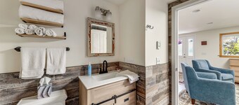 Walkable, Dog Friendly! Friday Harbor Stay w/ Deck