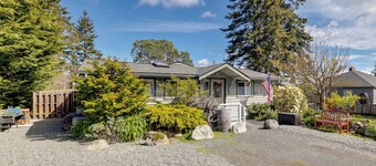 Walkable, Dog Friendly! Friday Harbor Stay w/ Deck