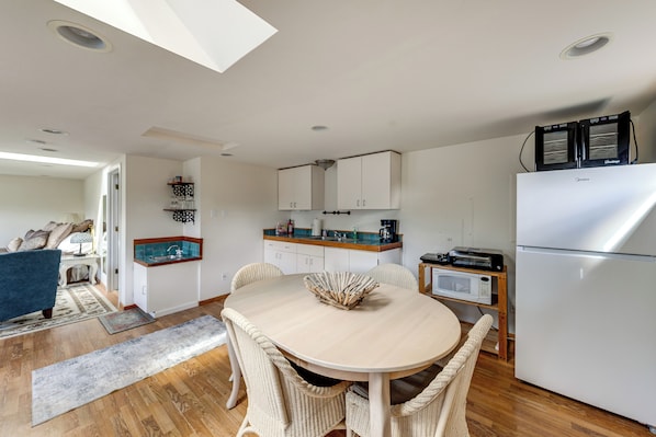Apartment (0 Bedroom) | Interior - Walkable, Dog Friendly! Friday Harbor Stay w/ Deck (Friday Harbor)