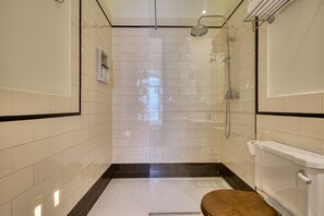 Shower, hair dryer, towels - Spacious and elegant apartment for up to 6 guests in the historic heart of Seville, ideal for families and groups (Seville)