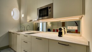 Eine moderne Küche mit eingebauter Mikrowelle, Spüle und Arbeitsplatte.