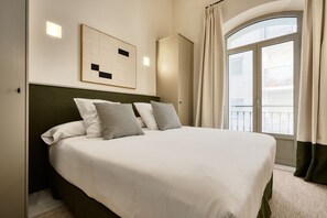 3 bedrooms, iron/ironing board, travel cot, free WiFi - Sophisticated apartment with balcony in the heart of Seville (Seville)