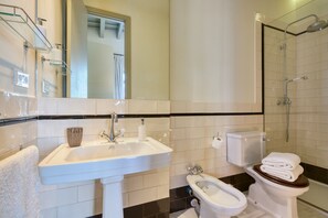 Shower, hair dryer, towels - Bright apartment with balcony in the heart of Seville (Seville)