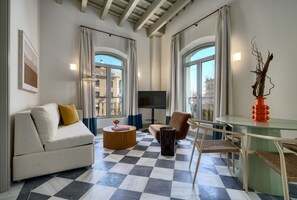 TV - Bright apartment with balcony in the heart of Seville (Seville)
