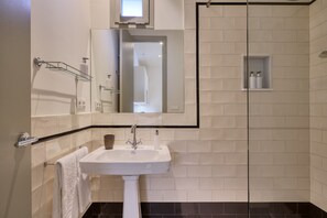 Shower, hair dryer, towels - Elegant apartment with balcony in the heart of Seville (Seville)