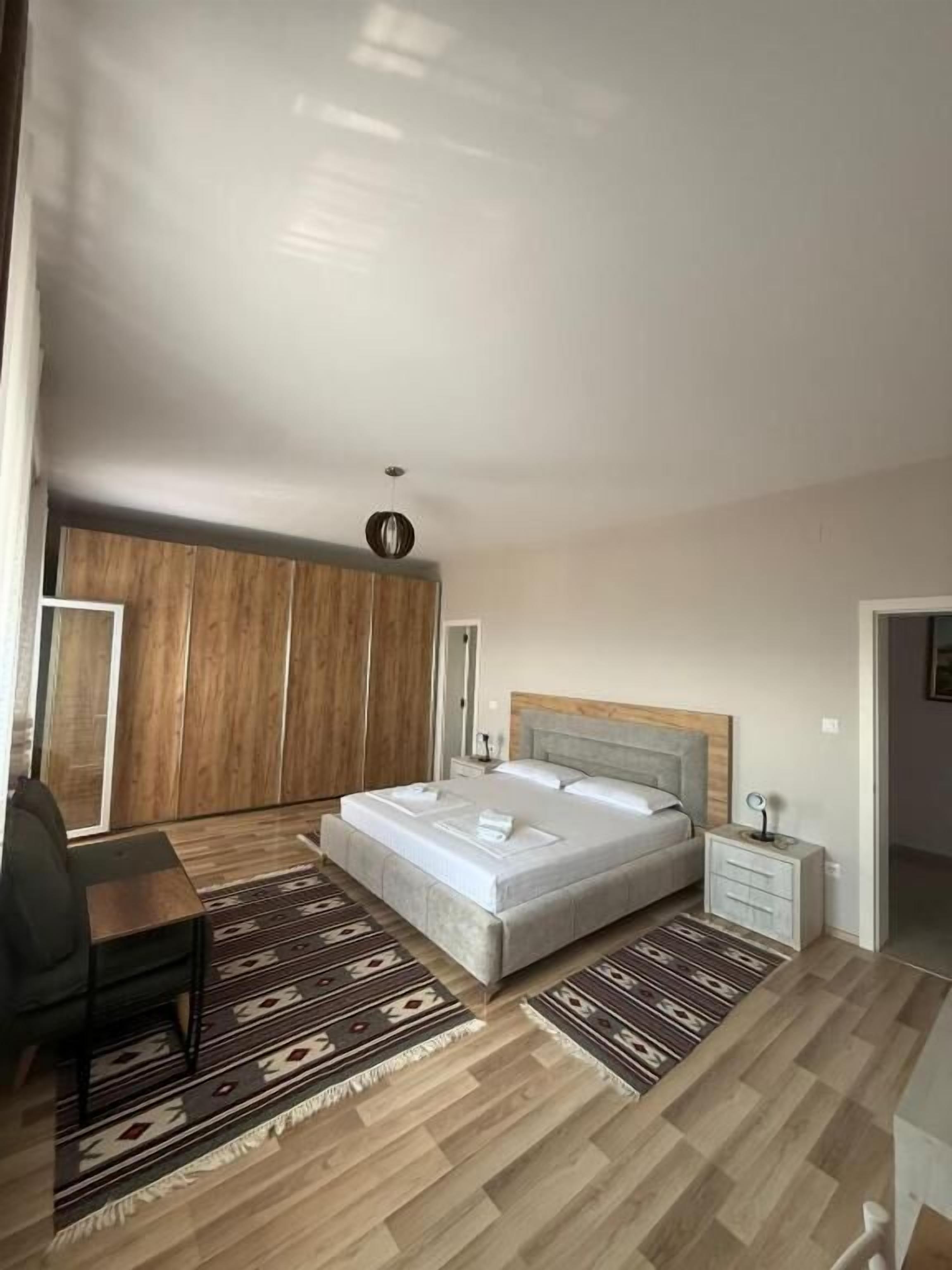 Un dormitorio con cama, mesita de noche y armario.