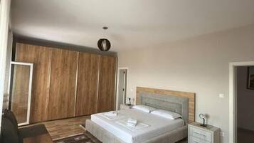 Un dormitorio con cama, mesita de noche y armario.