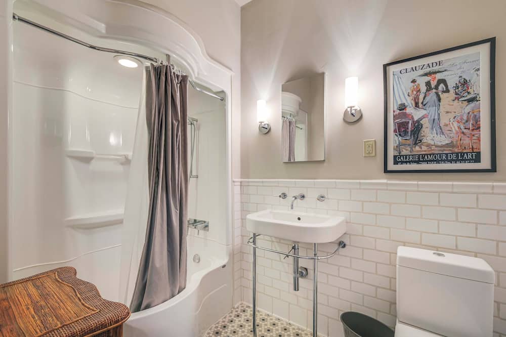 Walk to Events & Dining: Updated Brownwood Apt - Sidney, TX