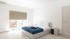 Un dormitorio moderno con cama, mesitas de noche, armario y balcón.