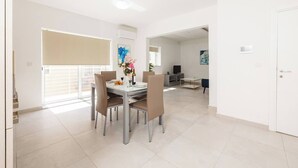 Un interior moderno con comedor, sala de estar y cocina.