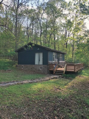 Exterior - Secluded Ozark Cottage, Huge Deck, 2 Min to Downtown Leslie (Leslie)