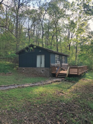 Secluded Ozark Cottage, Huge Deck, 2 Min to Downtown Leslie