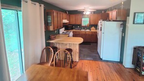 Private kitchen - Secluded Ozark Cottage, Huge Deck, 2 Min to Downtown Leslie (Leslie)