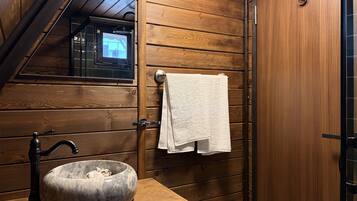 Deluxe Bungalow, Sea View | Bathroom | Free toiletries, hair dryer, towels, soap