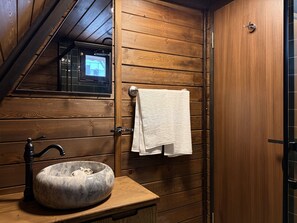 Deluxe bungalow, uitzicht op zee | Badkamer | Gratis toiletartikelen, een haardroger, handdoeken, zeep