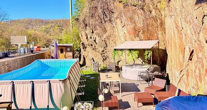 Ferienhaus 'Pool Whirlpool Sauna Gruppenhaus' mit Bergblick, Privatpool und WLAN