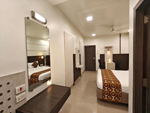 Deluxe Double Room, Air conditioning, City View | Laptop workspace, iron/ironing board, free WiFi - Hotel Sitara Residency (Panvel)