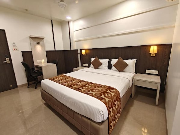 Deluxe Double Room, Air conditioning, City View | Laptop workspace, iron/ironing board, free WiFi