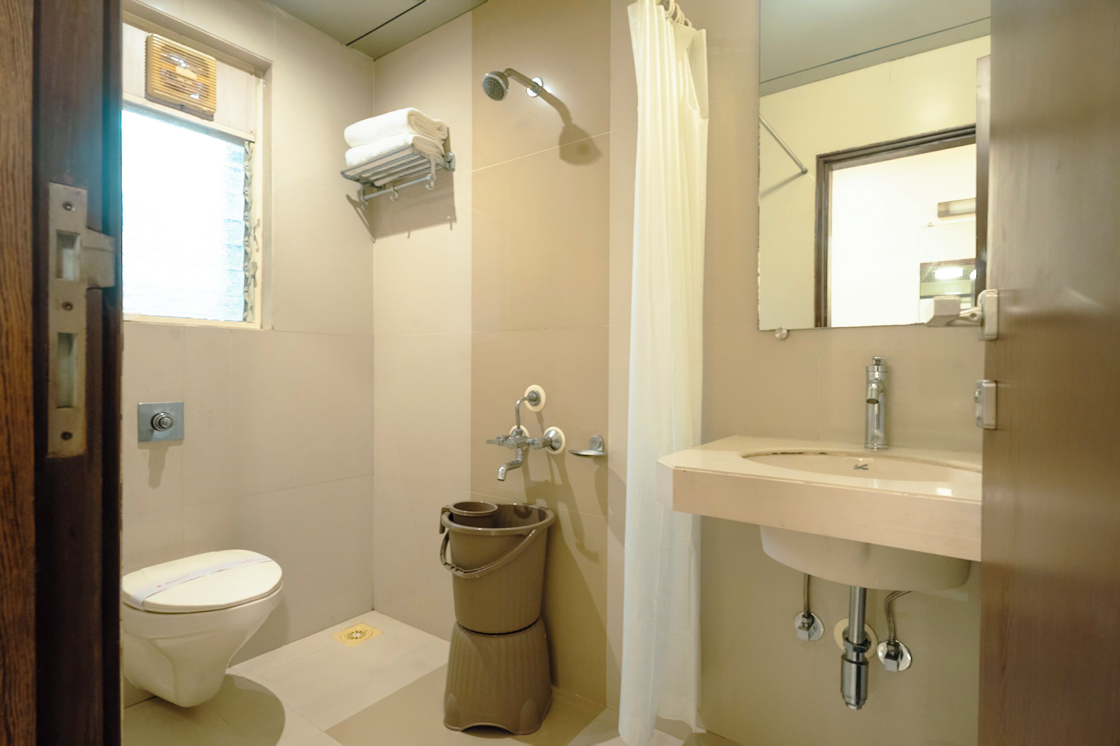 Habitación Deluxe doble, Aire acondicionado, vistas a la ciudad | Baño | Ducha, artículos de higiene personal gratuitos, toallas y jabón
