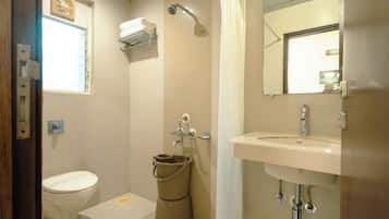Habitación Deluxe doble, Aire acondicionado, vistas a la ciudad | Baño | Ducha, artículos de higiene personal gratuitos, toallas y jabón